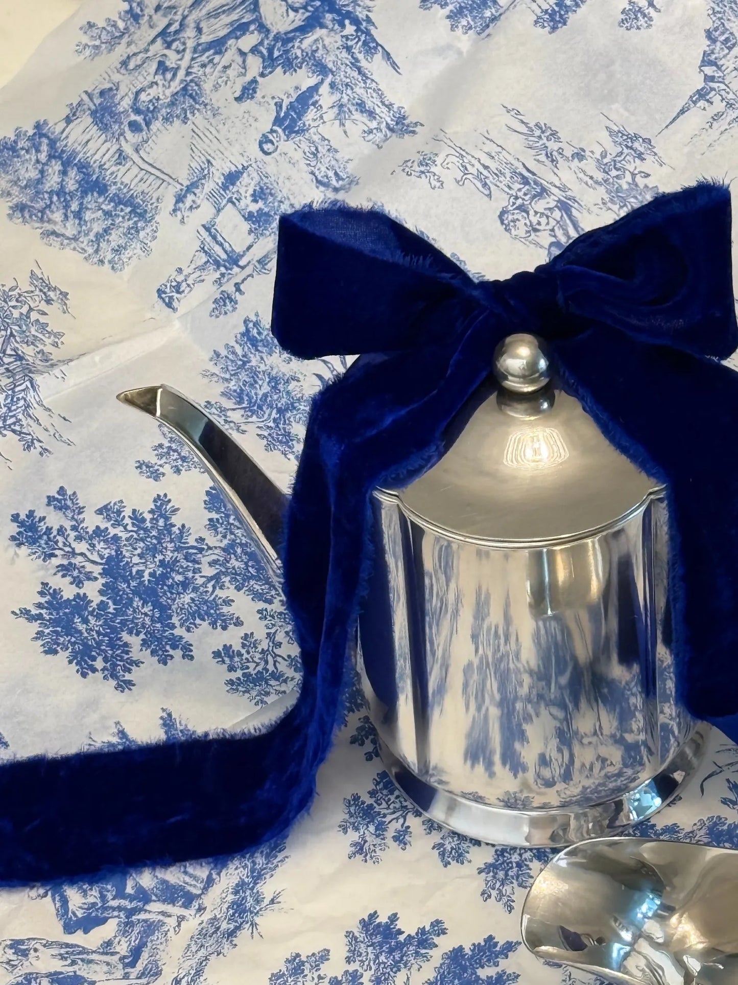 Elegant Vintage Silver-Plated Teapot – Made in Switzerland